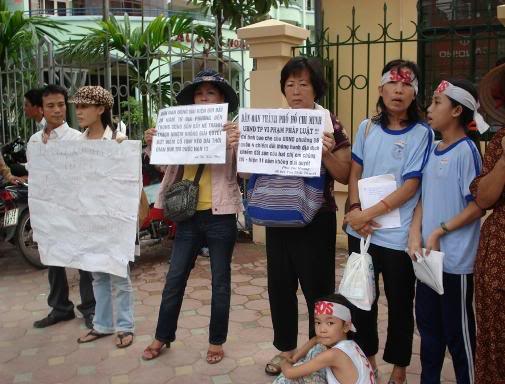 Nguoidan_Hanoi_ 110Caugiay_Dano an_bieu_tinh_20 070726