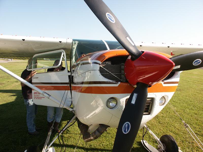 Cessna 185 mit Skis fuer Gletscherlandun g Platz fuer 3 ...