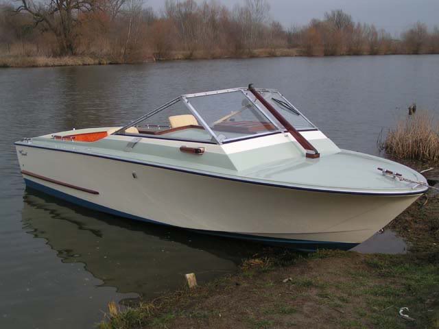 coronet 21 daycruiser 1969 front