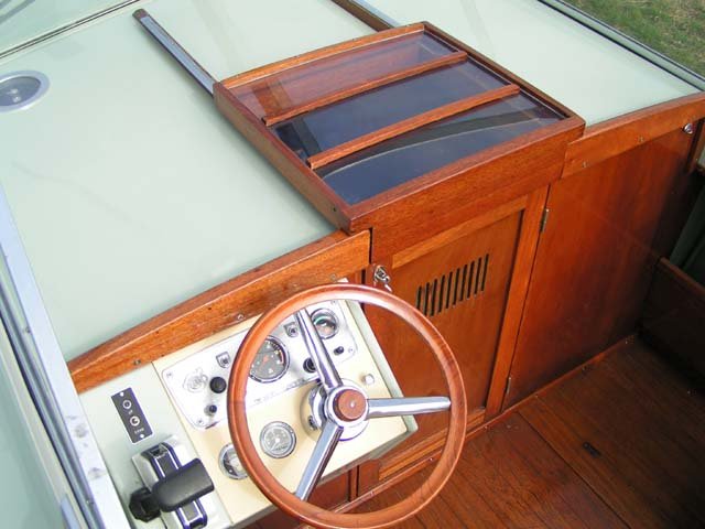coronet 21 daycruiser 1969 helm and cabin