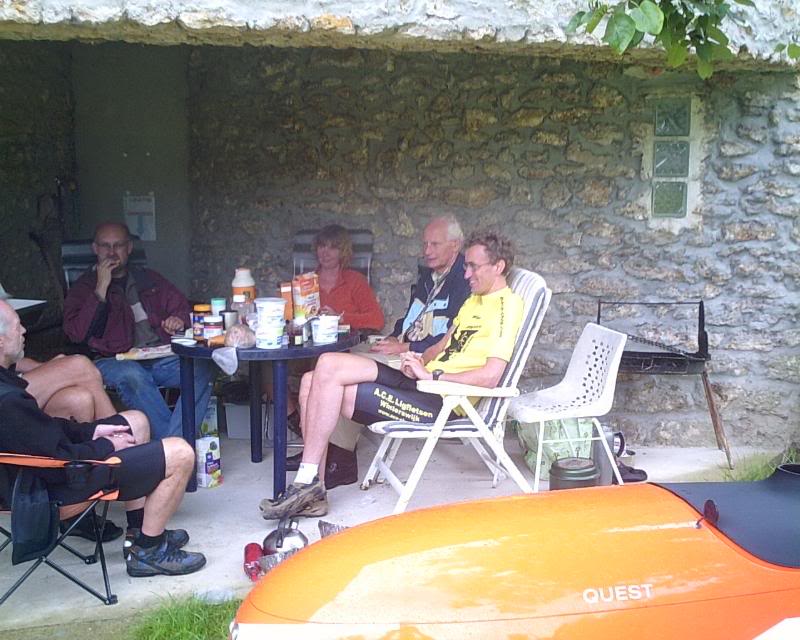 Eten onder het afdakje voor vertrek naar fietscontrole