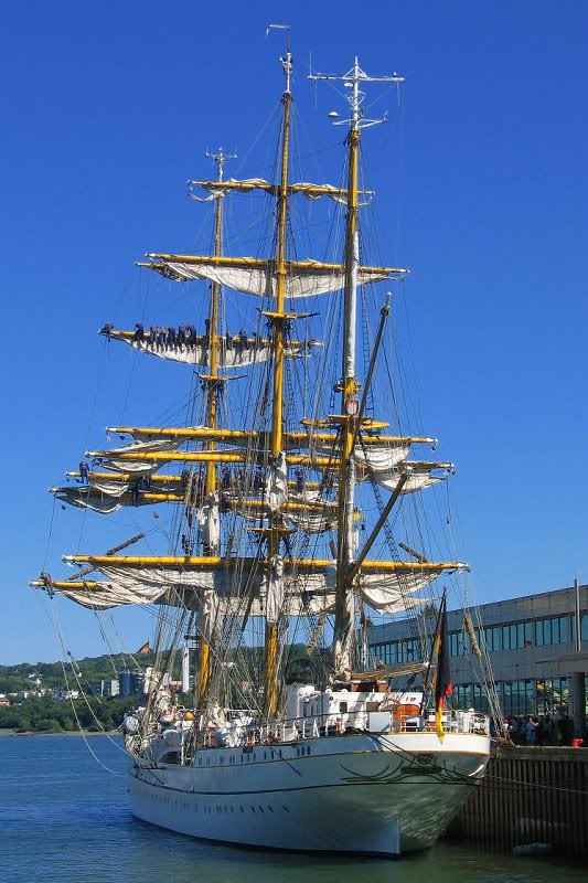 Le "Gorch Fock" sillonne les mers... sa mission est une...