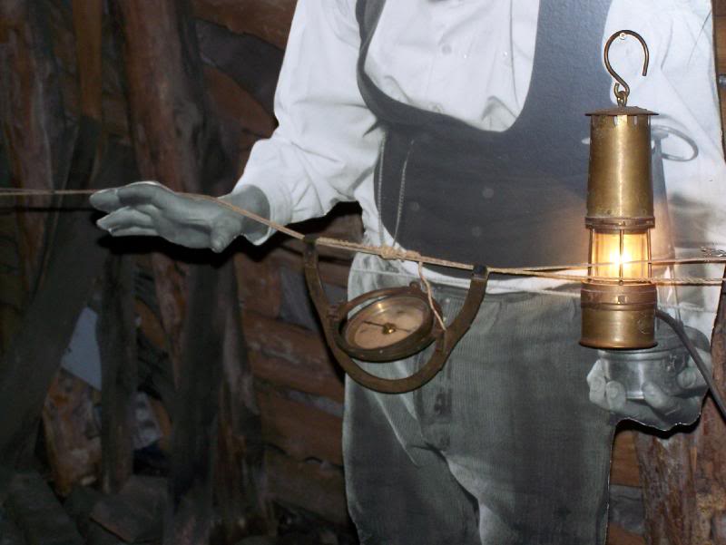 Boussole de g�om�tre et lampe en cuivre