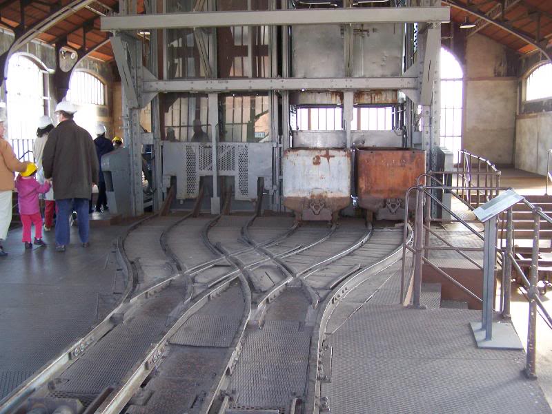 Cage d'ascenseurs menant aux galeries