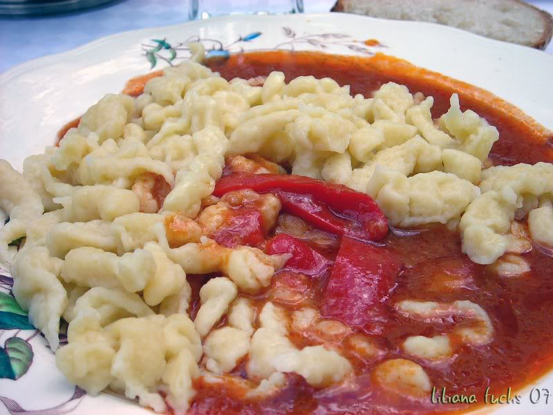 Sp��tzle with pepper sauce