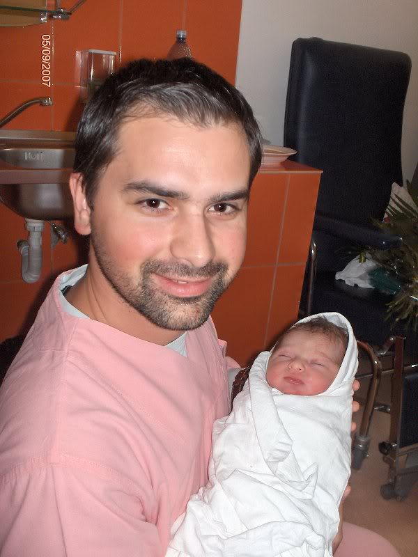 Tati, fericit ca-si vede puiul imediat dupa nastere