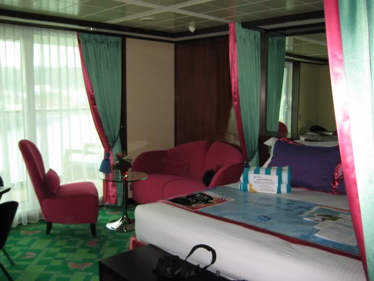 NCL Gem penthouse 8132 bed and couch