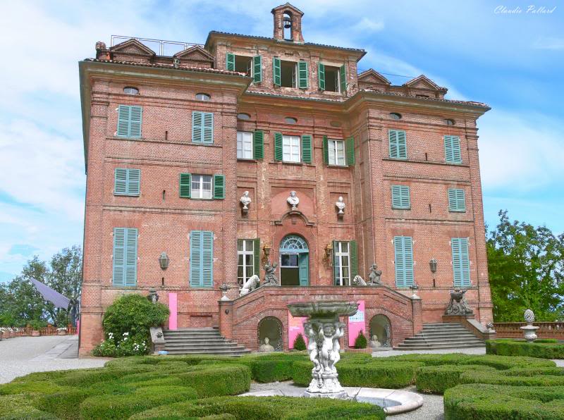 P1050256 La facciata principale del Castello di Castagn...