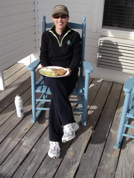 Pizza and pears for lunch at the beach!