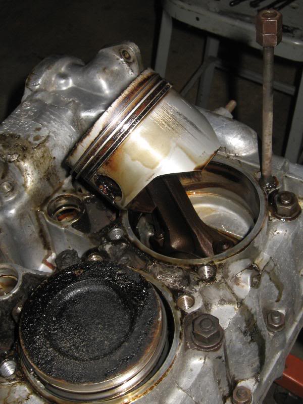 Scoring on piston skirt