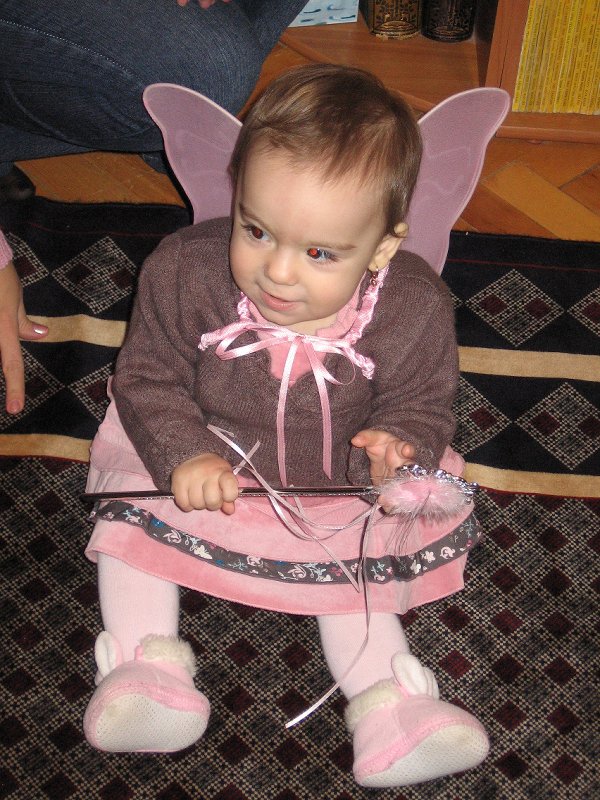 Un ingeras, in asteptarea invitatilor