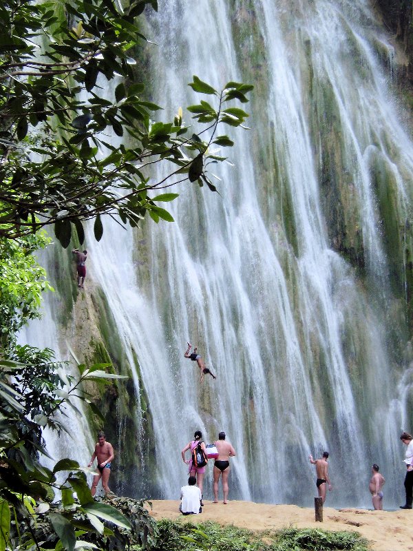 Salto el Limon Samana Jorge mi guia lanzandose de cabez...