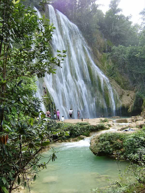Salto el Limon Samana dos guias trepando para tirarse a...
