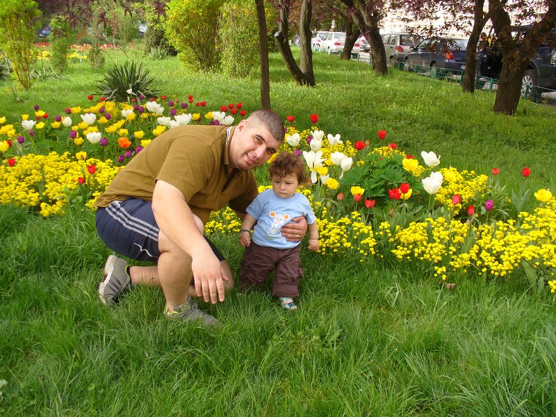 suntem doua floricele,nu-i asa?