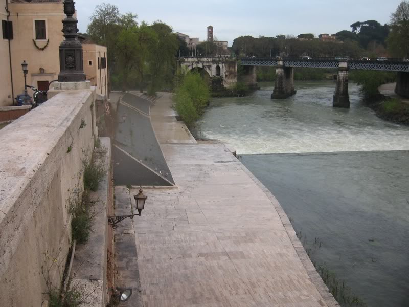 Isola Tiberina westside to Tiber River from the left