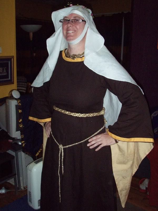 Jenny-Lee in her bliaut and veil