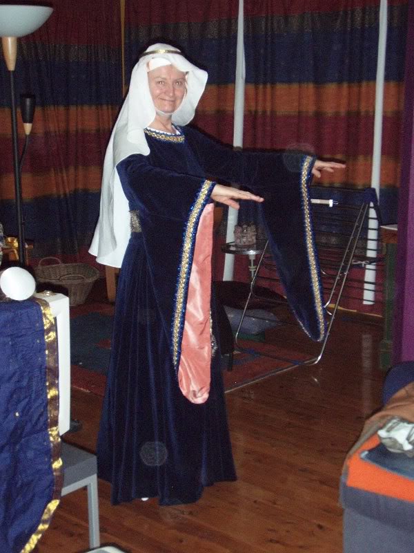 Lorna, maunch sleeve view