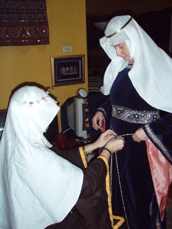 More tying of ceintures