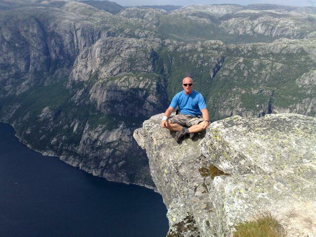 Torbj��rn on Kjerag rock