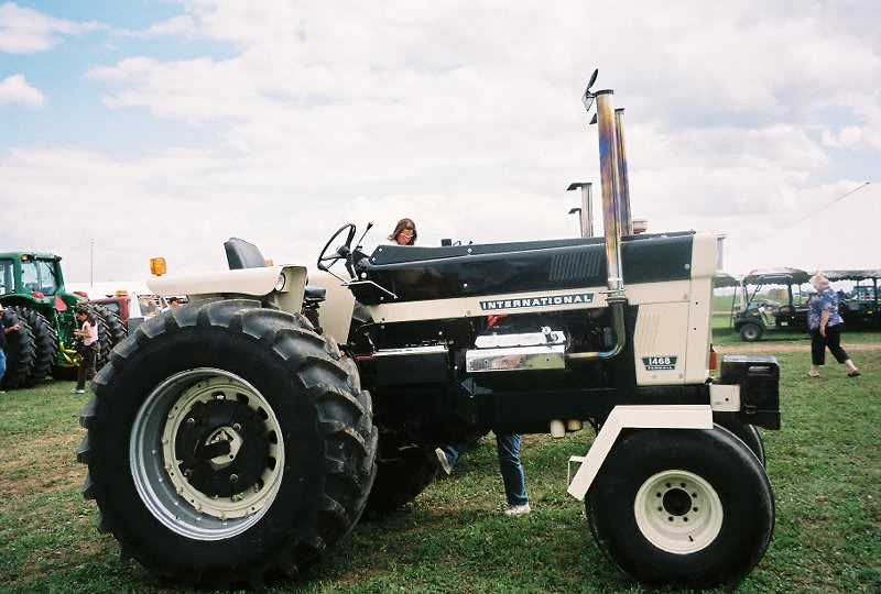 IH Black 1468 V8