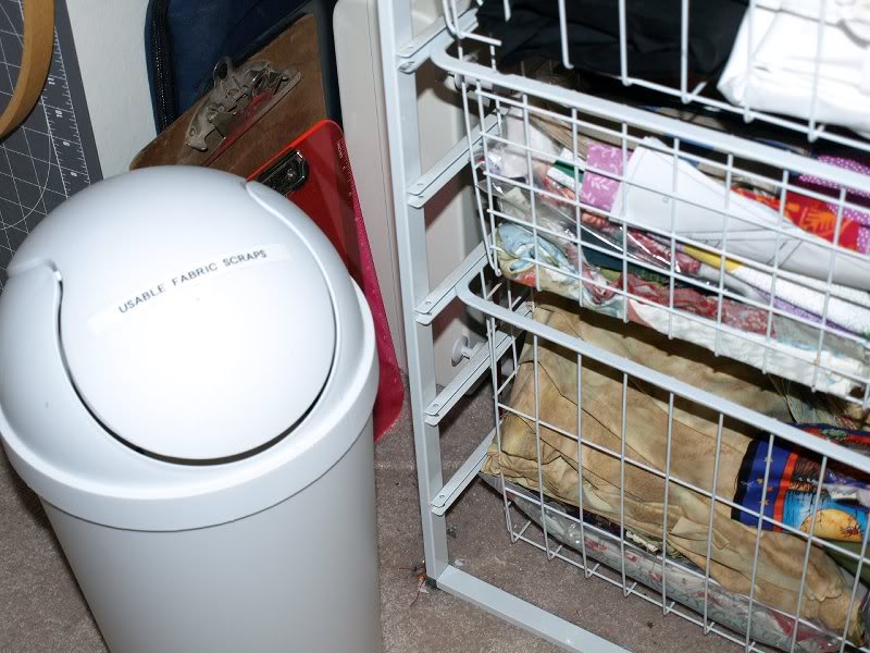 Small garbage can for scraps