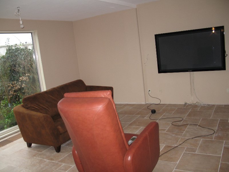 Hij hangt op zijn nieuwe stek. (2007)