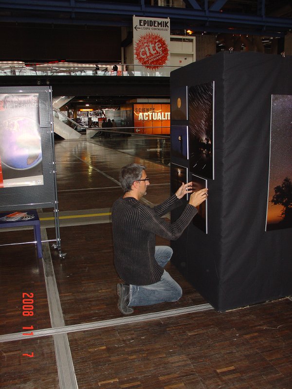 Laurent prend soin de ses photos pour le public