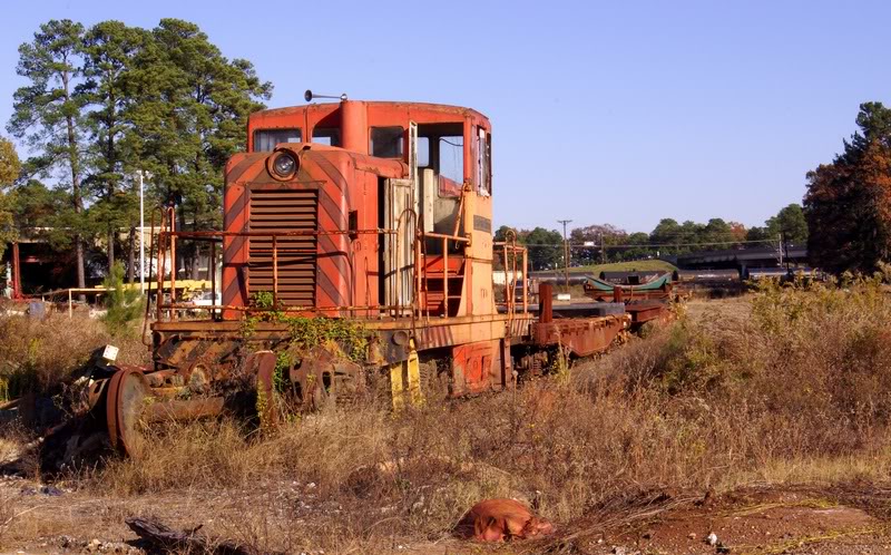 IMGP7129 NOTE KCS TRAIN IN BACKGROUND