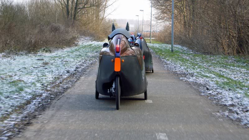 een echte "batmobiel" langs achteren bekeken ...