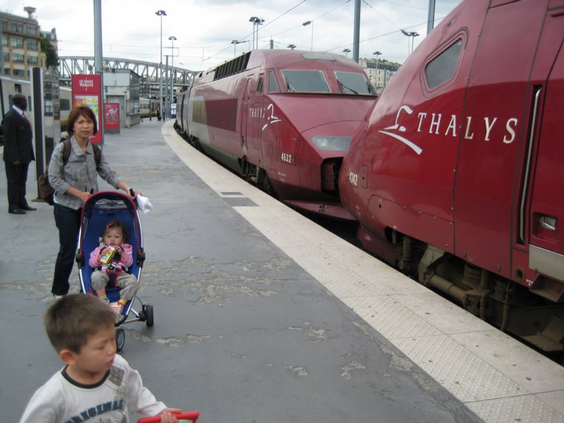 Hurry, gotta change stations in Paris!