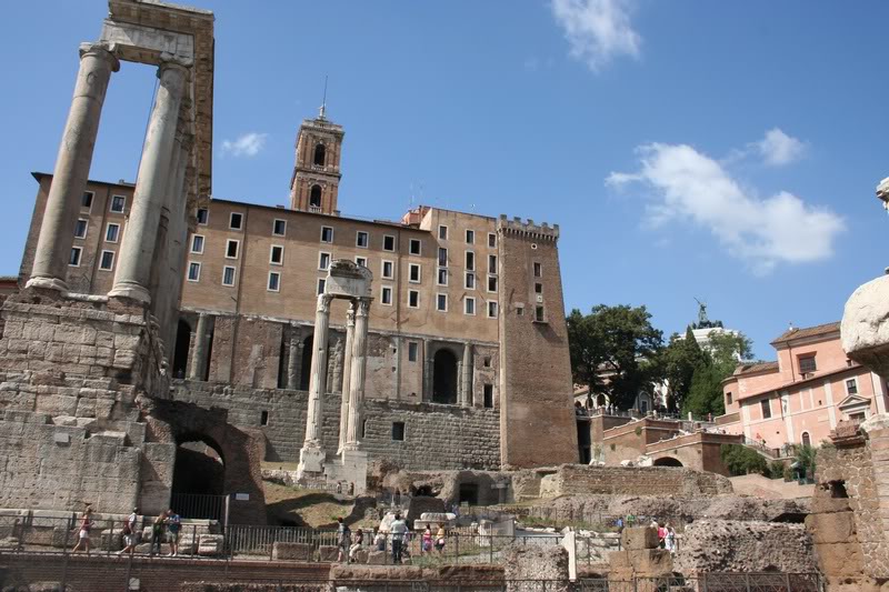 Templo Saturno, Vespasiano y Tabularium al fondo.