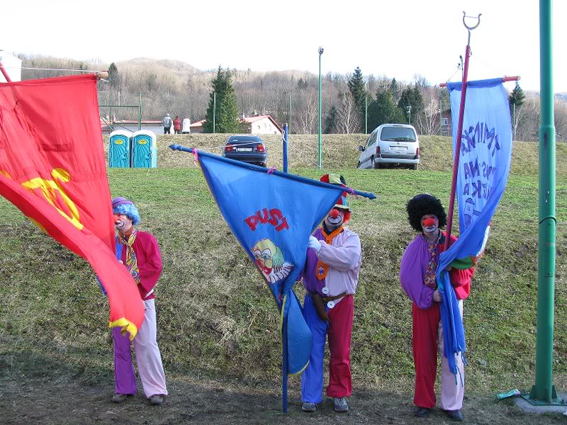 PUSTARSKE ZASTAVE TOKRAT V KLOVNOVSKI SKRBI