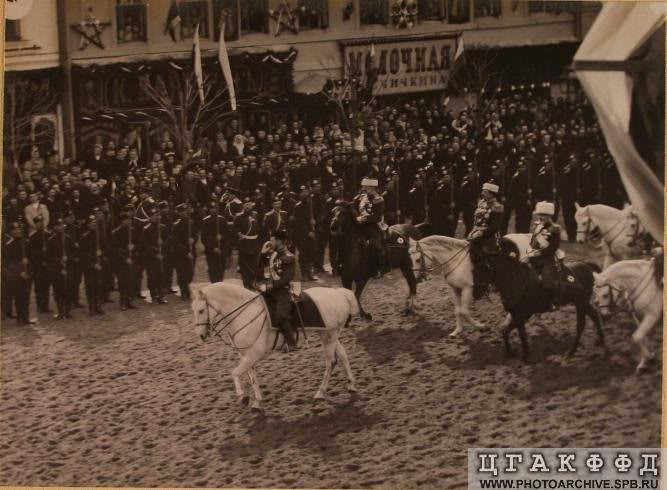 Nicholas II with the suite riding in Tverskaya Stret 9 ...