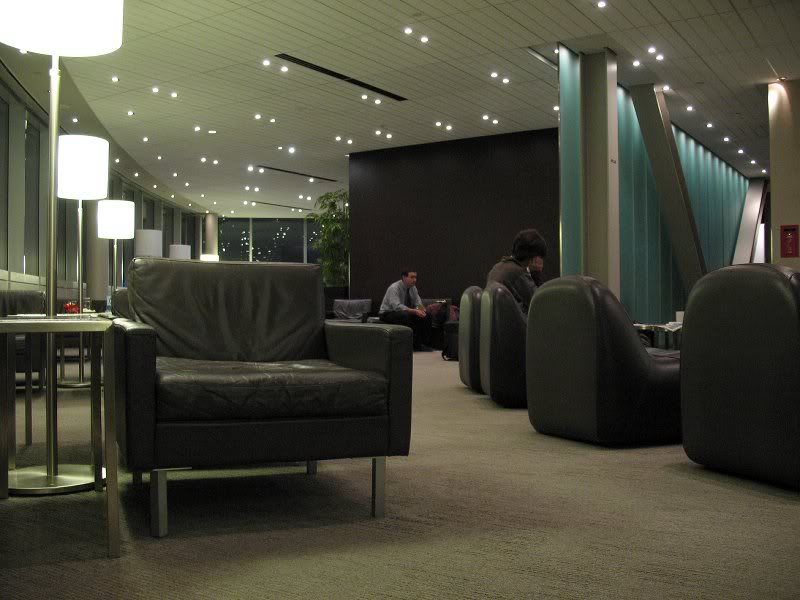 YYZ business class lounge_0043
