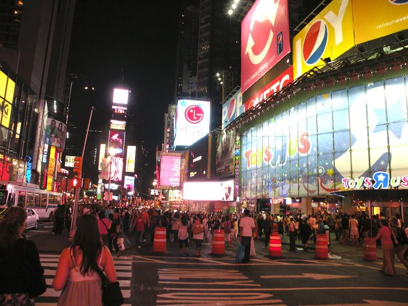 DSCN9792 adj-44 St and Broadway