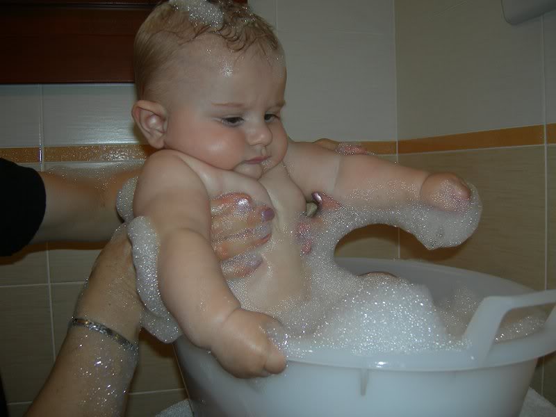 cu bunica la lighean...