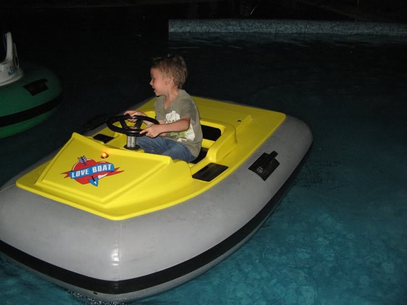 bumperboat la piscina copiilor