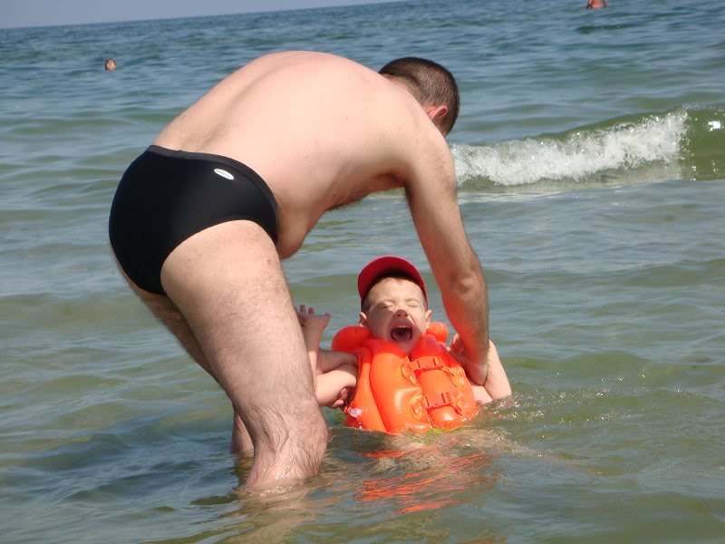 Ducu la primul contact cu marea