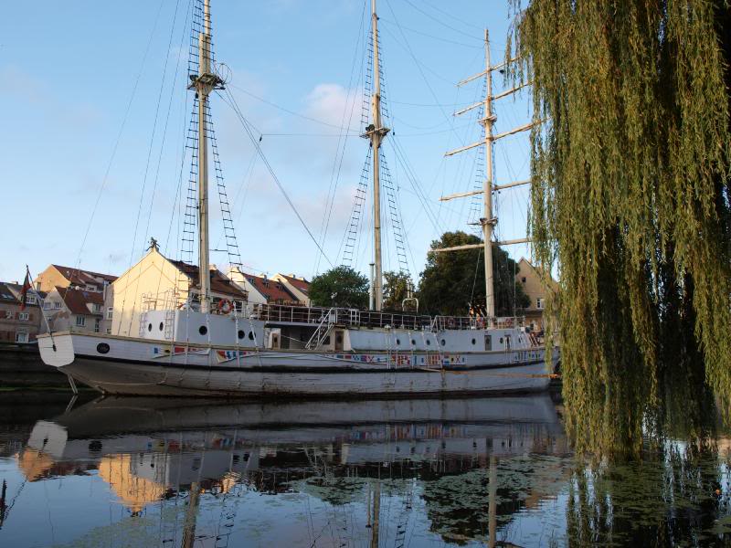 man beachte den Schornsteinfege r auf dem Dach hinter d...