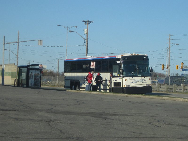 greyhound loading passengers 04-13-10