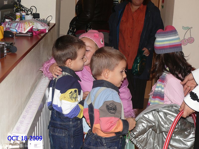 Se impart pupici cu lipici