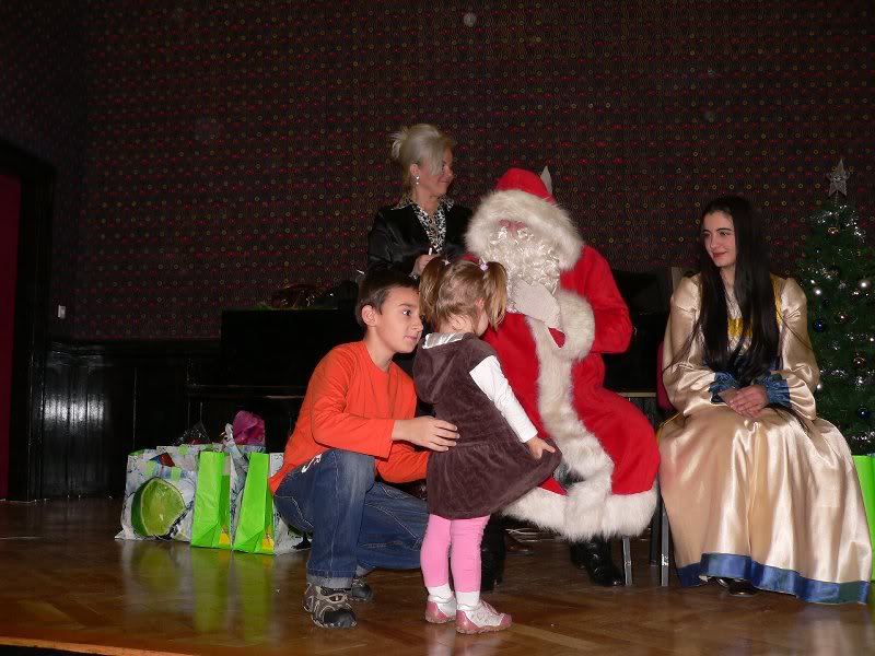 Mos Craciun cu plete dalbe