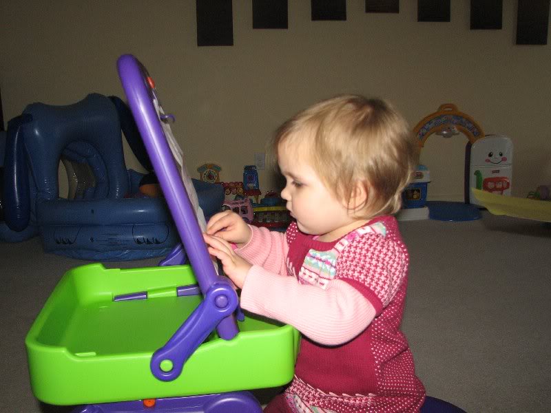 Astept sa plece mami sa scriu si pe pereti