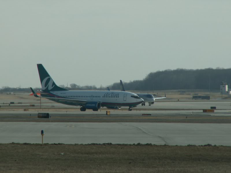 Air Tran 737-700 arriving