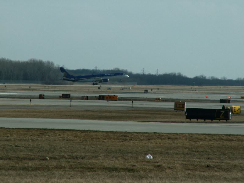 Midwest E170 on landing