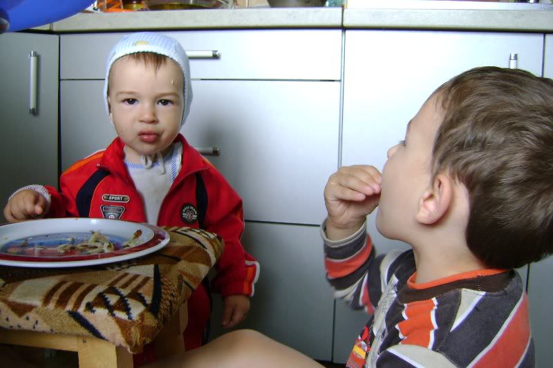 Baietii mananca impreuna!