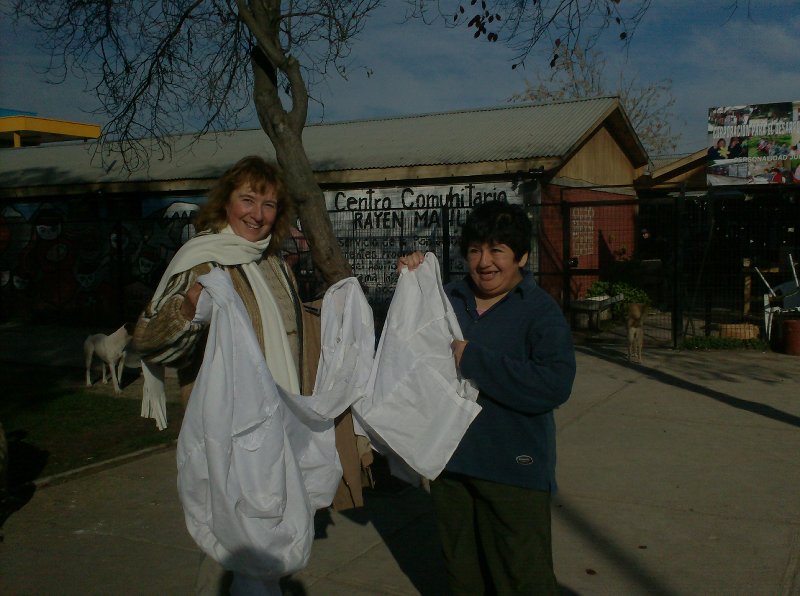 Chili reis 2010 15 Maguisa geeft geschenk aan Marlies