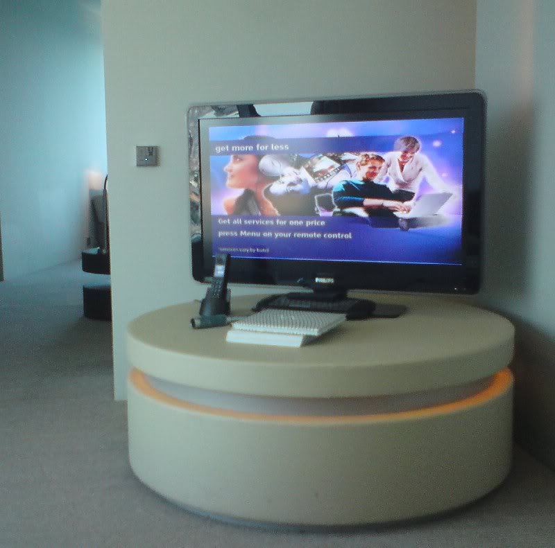 Cool Corner suite, livingroom, large Flatsquare tv.