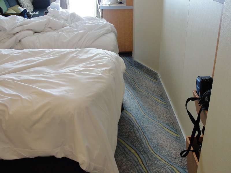 85 D1 cabin space between end of beds and wall