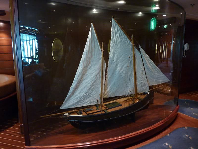 Radiance of the Seas - Model Ship in Schooner Bar